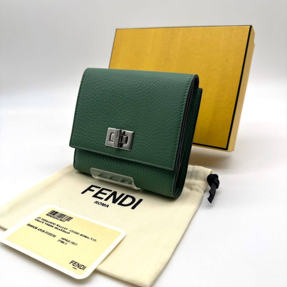 美品】フェンディ ピーカブー セレリア ツイストロック 三つ折り財布-