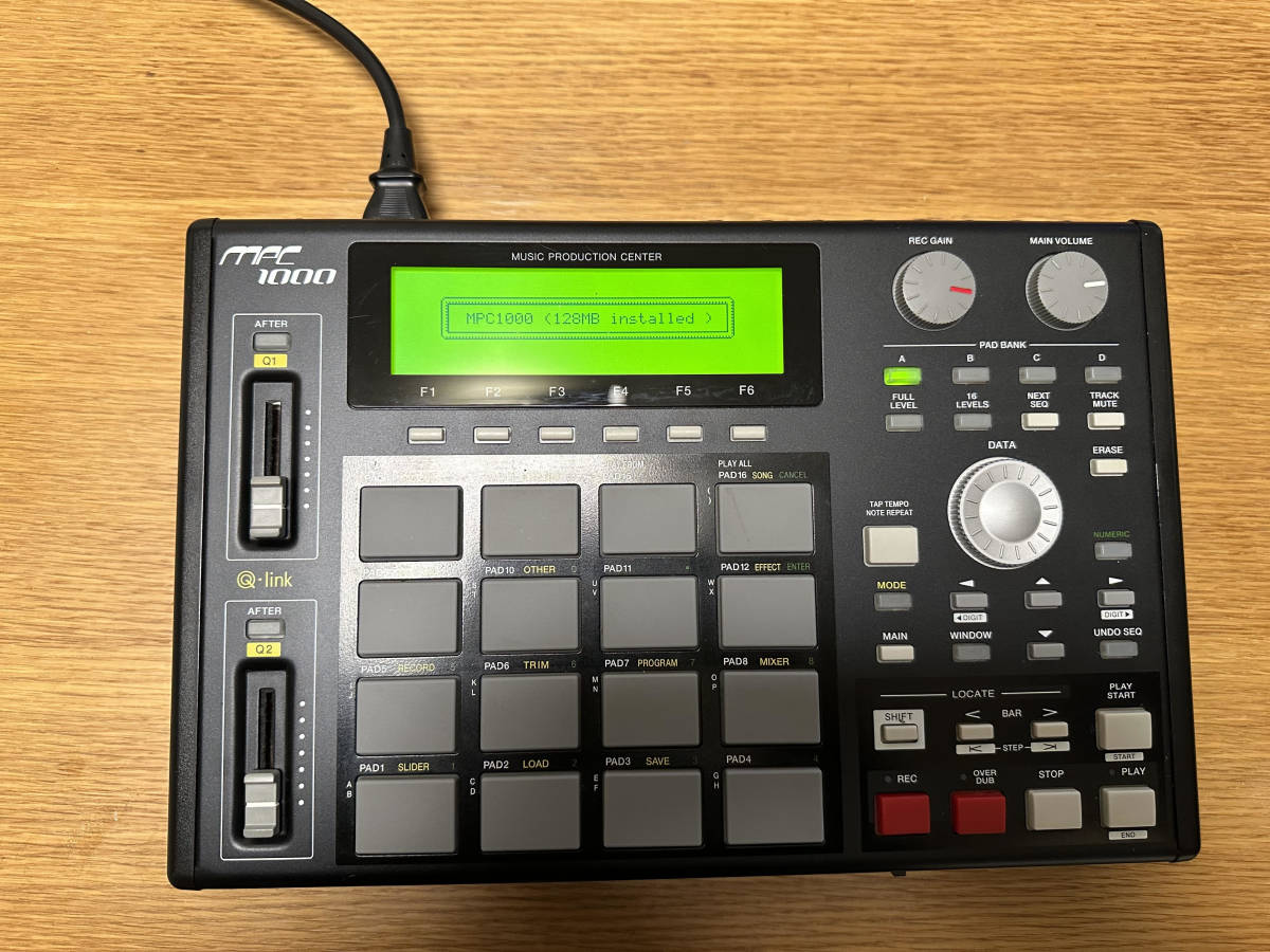人気第1位 AKAI 名機サンプラー MPC1000(メモリ128MBに増設済) ☆AKAI
