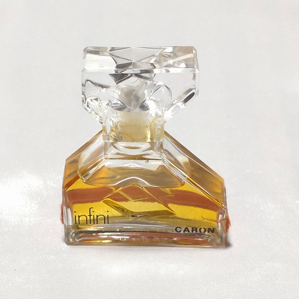 香水 infini CARON 瓶ジャンク 瓶の幅約5.7cm 高さ約5.2cm 中古品　【3517】 _蓋に大きな割れがあります。