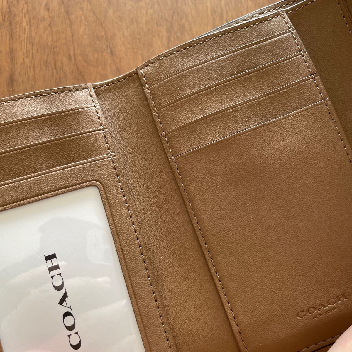 新品未使用 コーチ 二つ折り財布 レディース ライトカーキ×チョーク
