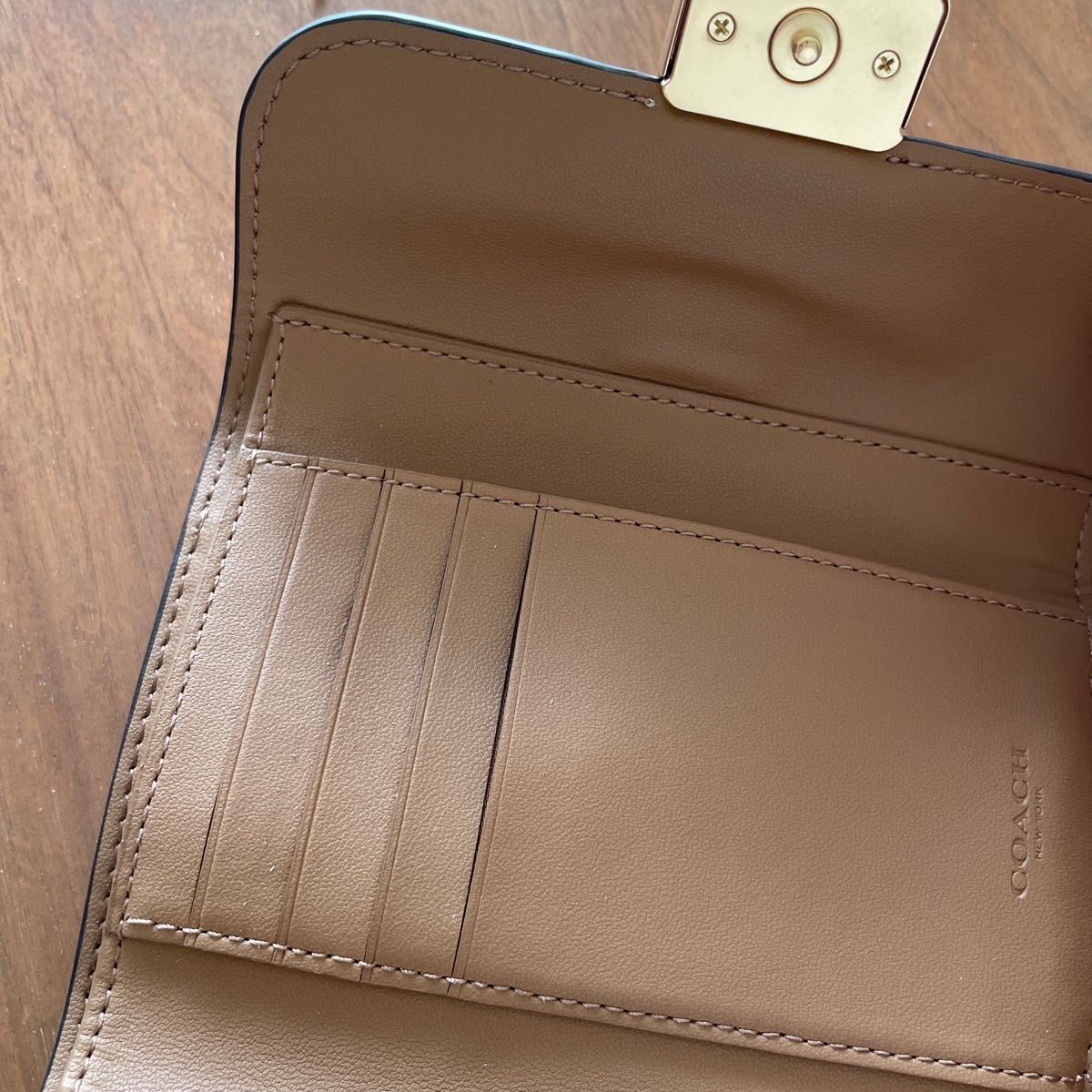 新品未使用 コーチ 二つ折り財布 レディース ライトカーキ×チョーク