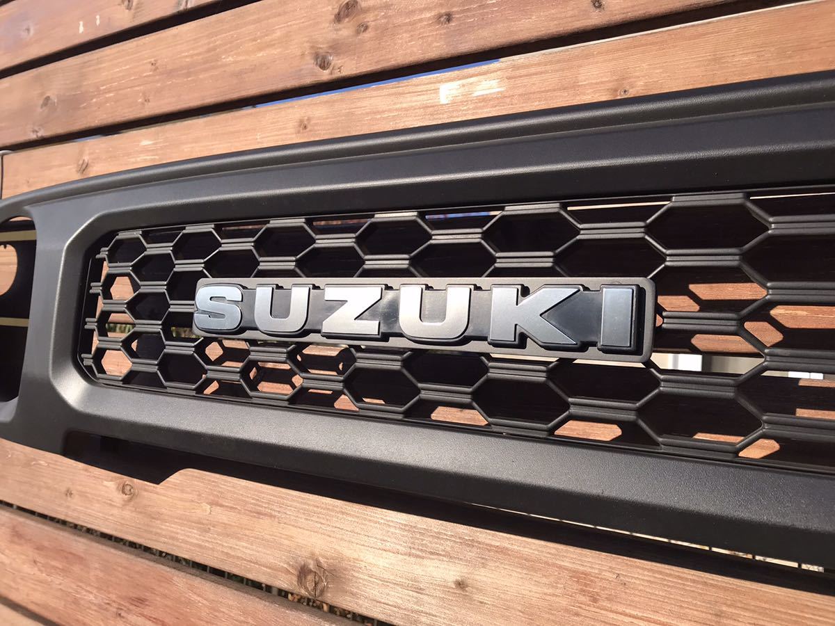 ジムニーjb64/74 シエラ SUZUKI活字体エンブレム付きグリル 完全 ジムニーjb64/74 シエラ SUZUKI活字体エンブレム付きグリル 完全