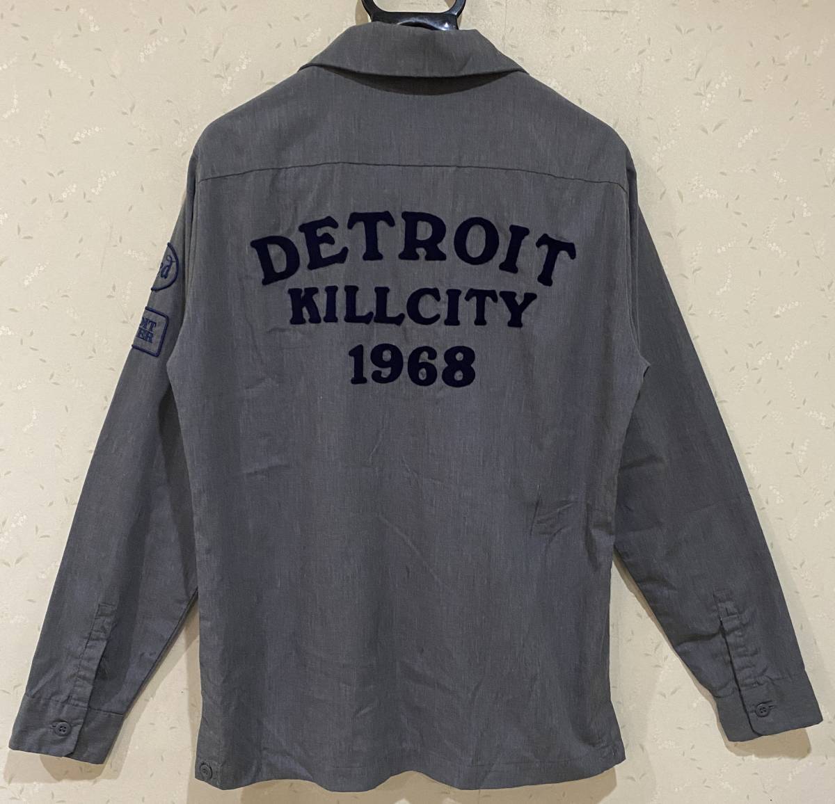 ＊ヒステリックグラマー HYSTERIC GLAMOUR DETROIT FOREVER No.4AH-1992 ワッペン バック刺繍 長袖シャツ トップス 日本製 M BJBA.AA_画像1