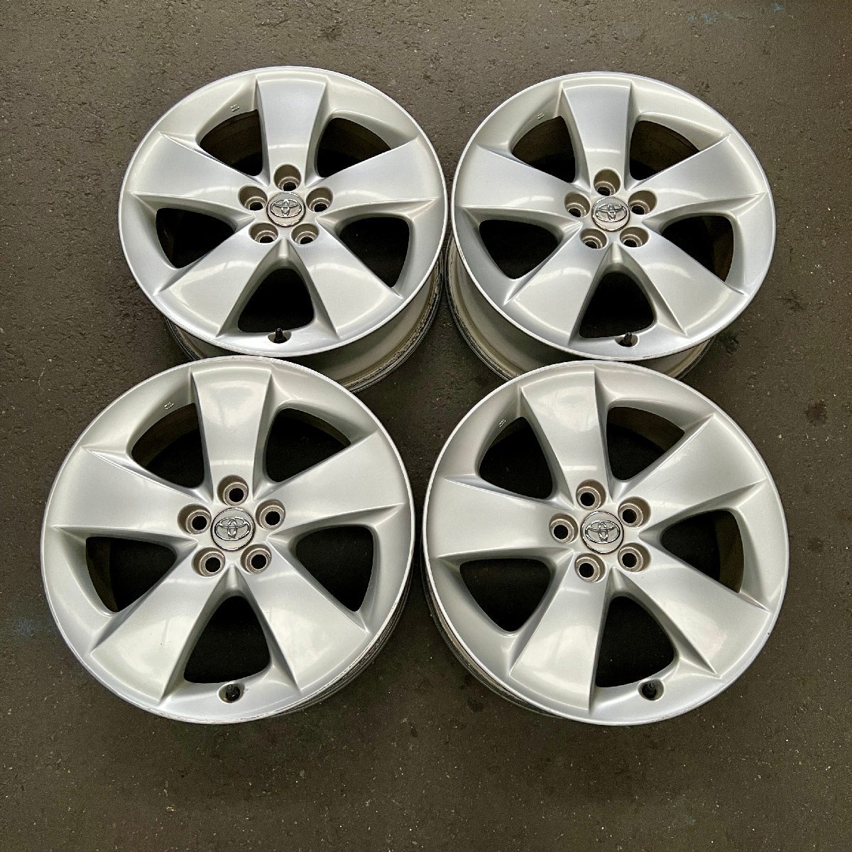 安いを販売 50プリウス純正タイヤホイール4本セット ZVW50プリウス www