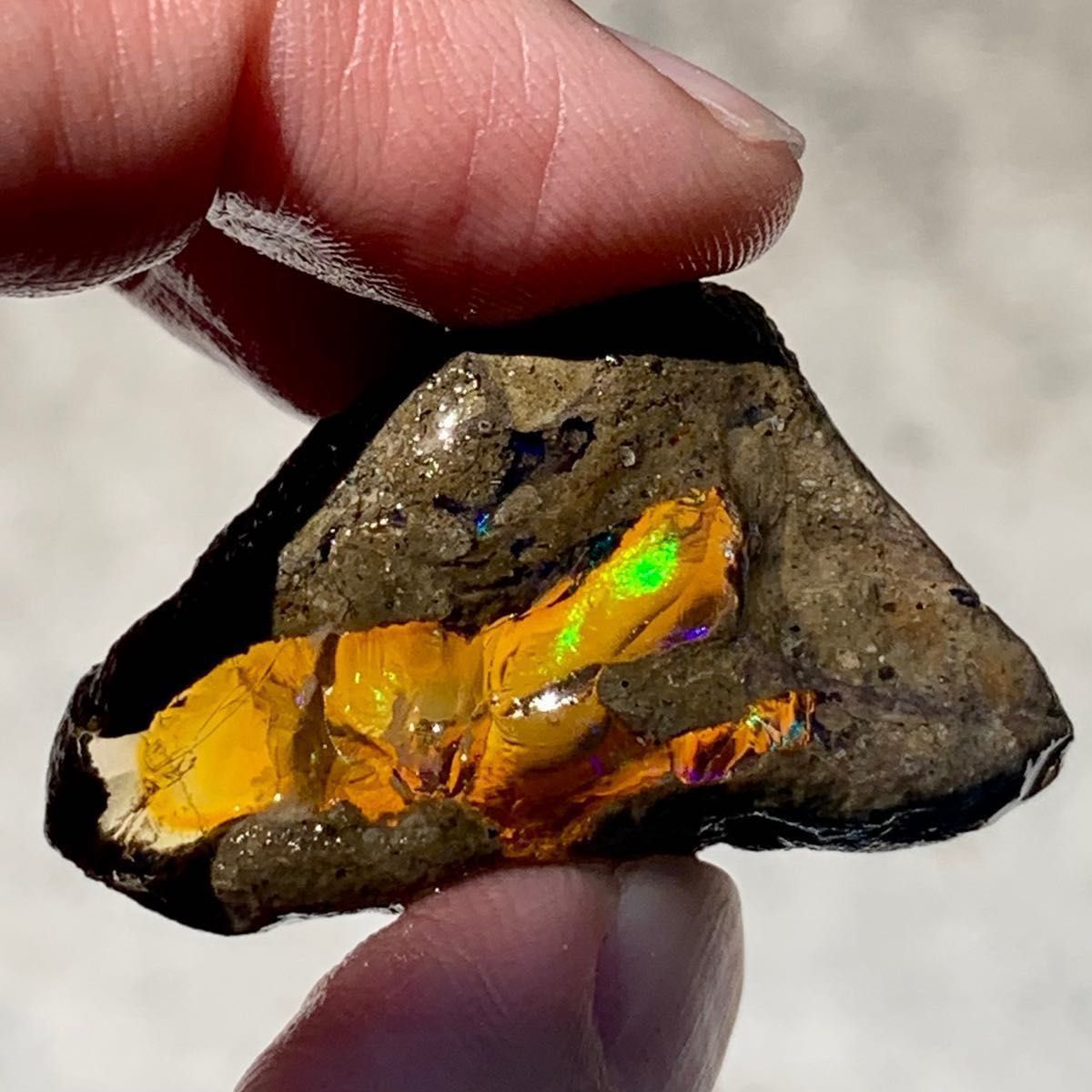 オレンジオパール原石65ct三角形の母岩が可愛い/ハイクラス遊色