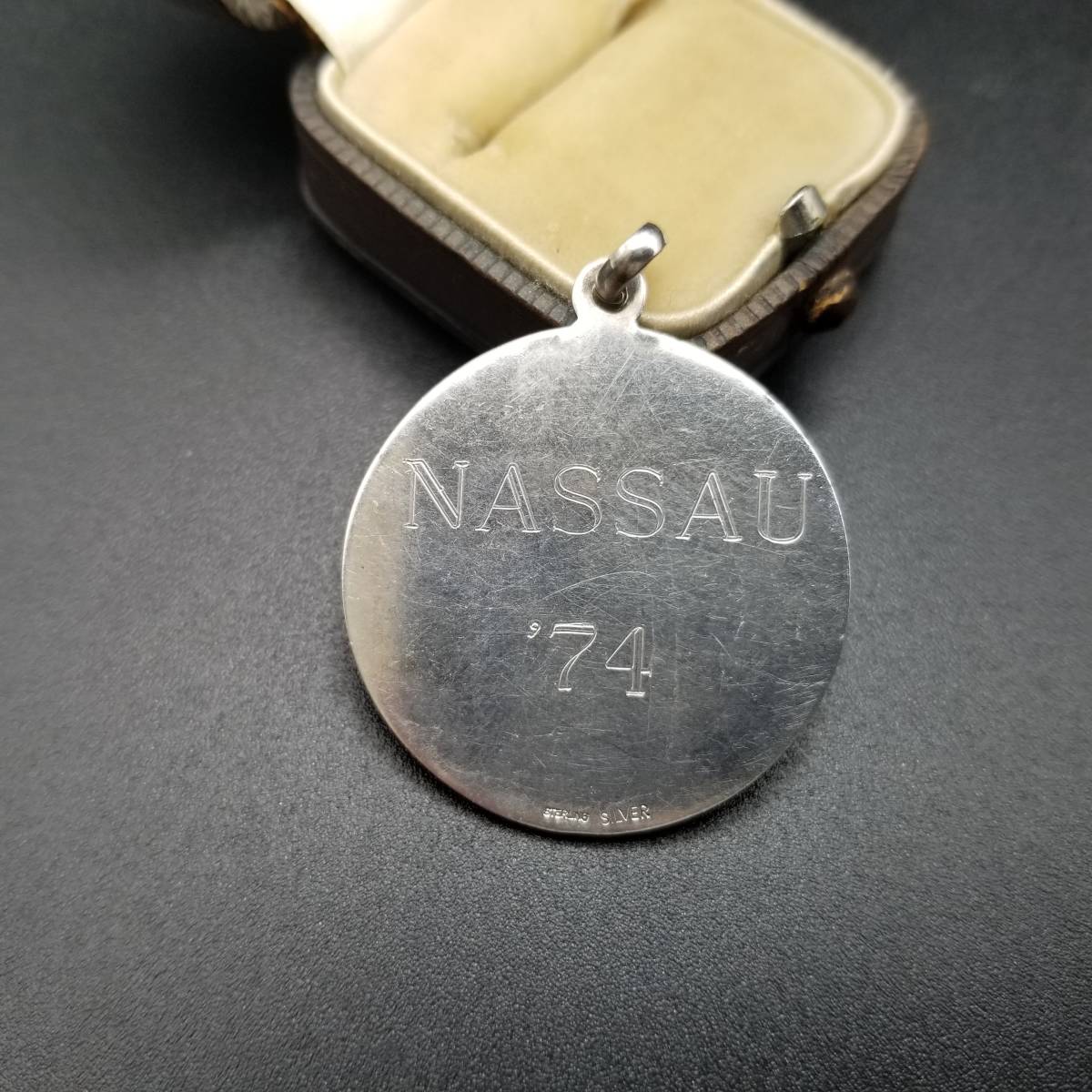 1974年 NASSAU ナッソー 925シルバー ヴィンテージ チャーム 銀 彫金 ビンテージ アクセサリー ペンダント ネックレス 人 M3の画像3