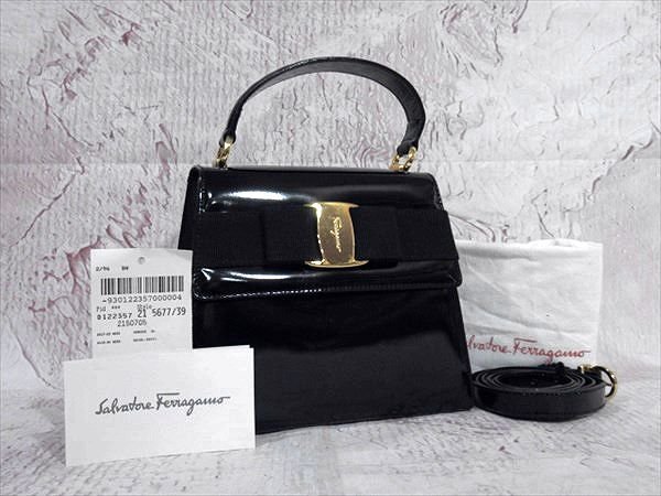 美品 Salvatore Ferragamo フェラガモ 2WAY ハンドバッグ ヴァラ リボン 本革 エナメルレザー 斜め掛け ゴールド金具 黒 タグ 取説 袋