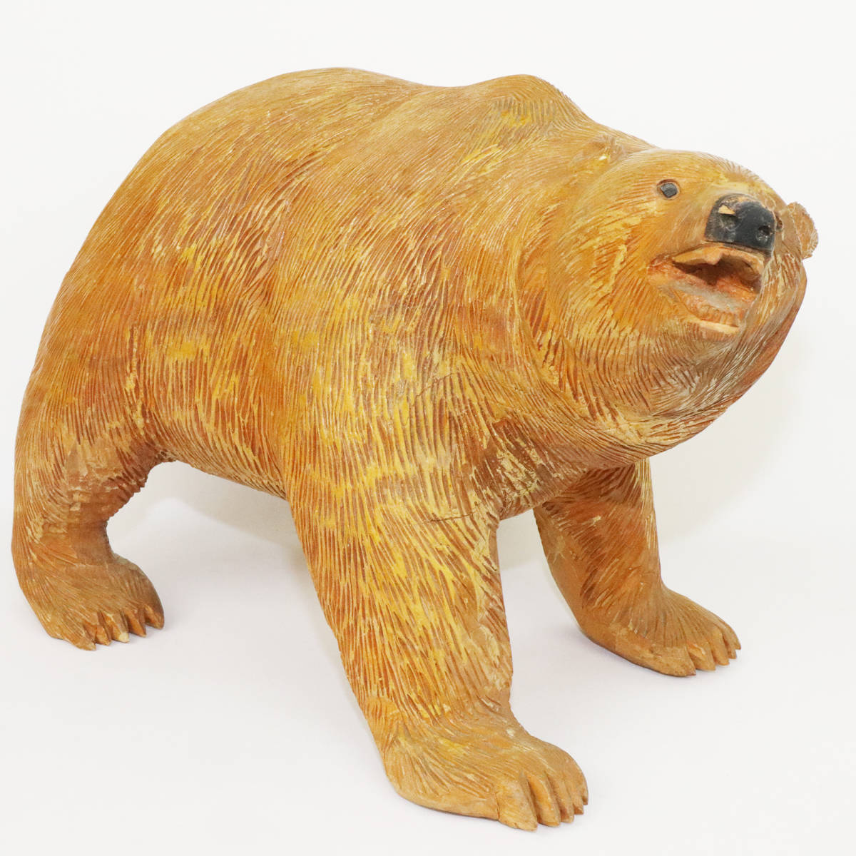 熊の木彫り　A bear made of wood  北海道お土産
