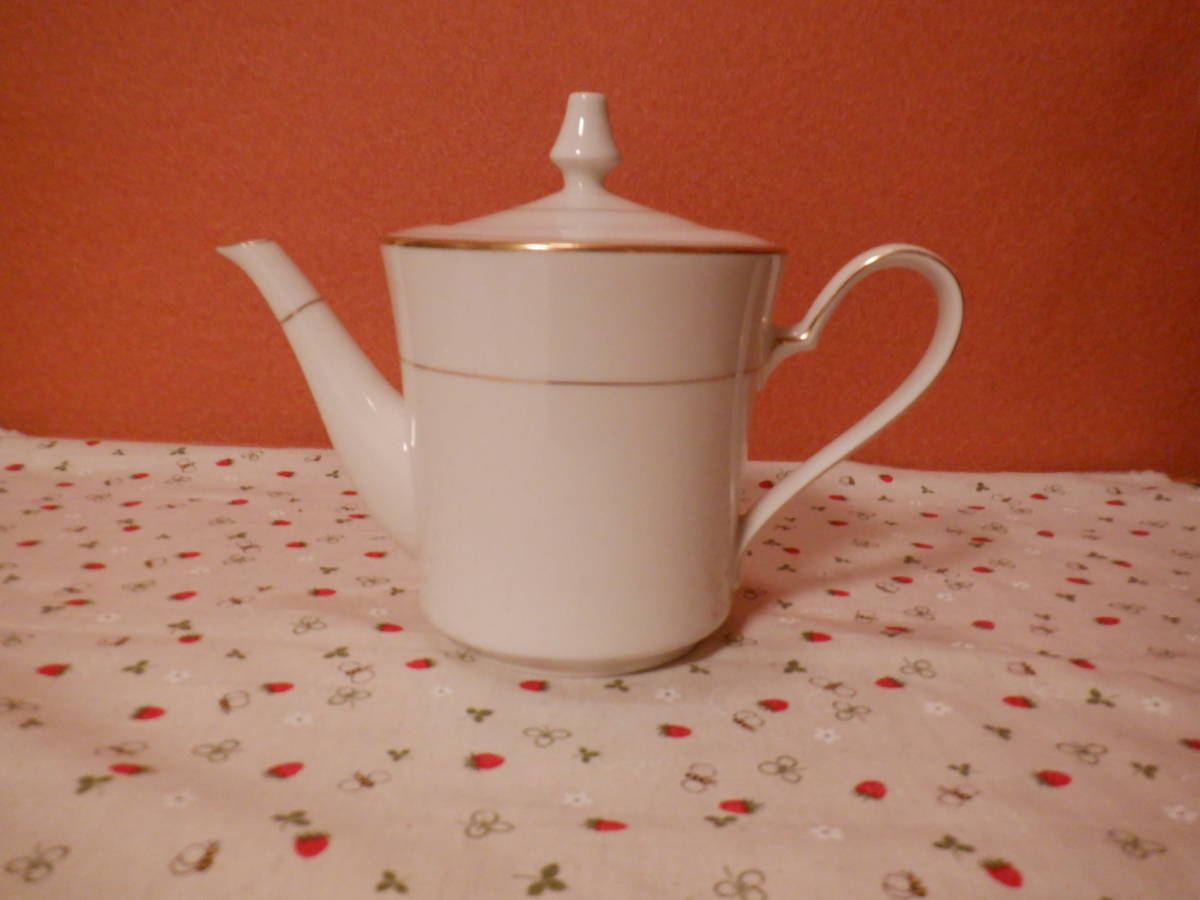 Ｃ１　ＮＯＲＩＴＡＫＥ『ノリタケ（ＬＩＮＴＯＮ）★金彩　アイボリーチャイナ　シンプルなデザインのティーポット』～箱なし