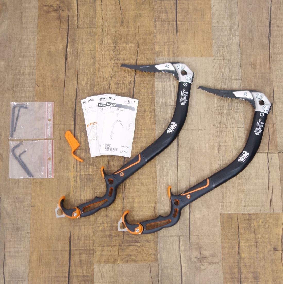 未使用 ペツル PETZL NOMIC ノミック U021AA00 アイスアックス