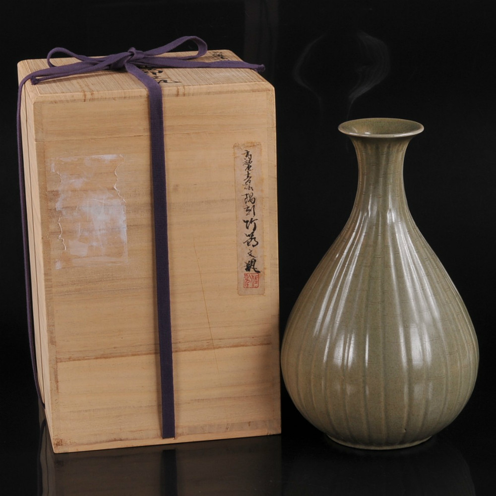 高麗青磁　陽刻　竹節紋瓶　高さ約３２．５ｃｍ　箱付き