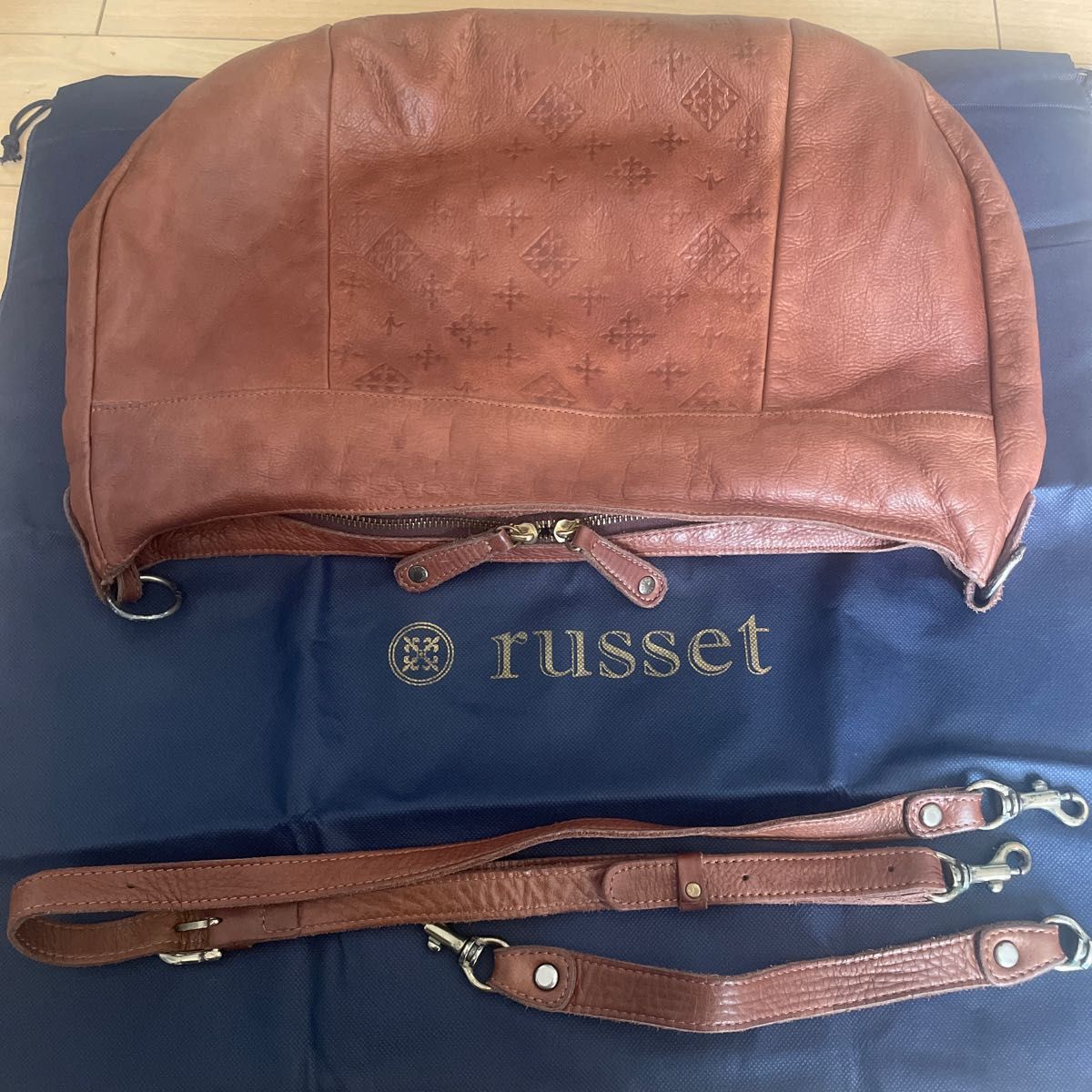 【値下】russet ラシット　オールレザーショルダーバッグ2way モノグラム型押し　アンティーク調ブラウン中古　保存袋あり