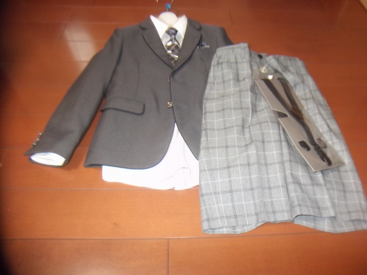新品　男児　スーツ　サイズ130　切手可　710円発送可　格好いい　お出かけに　入園　入学_画像1