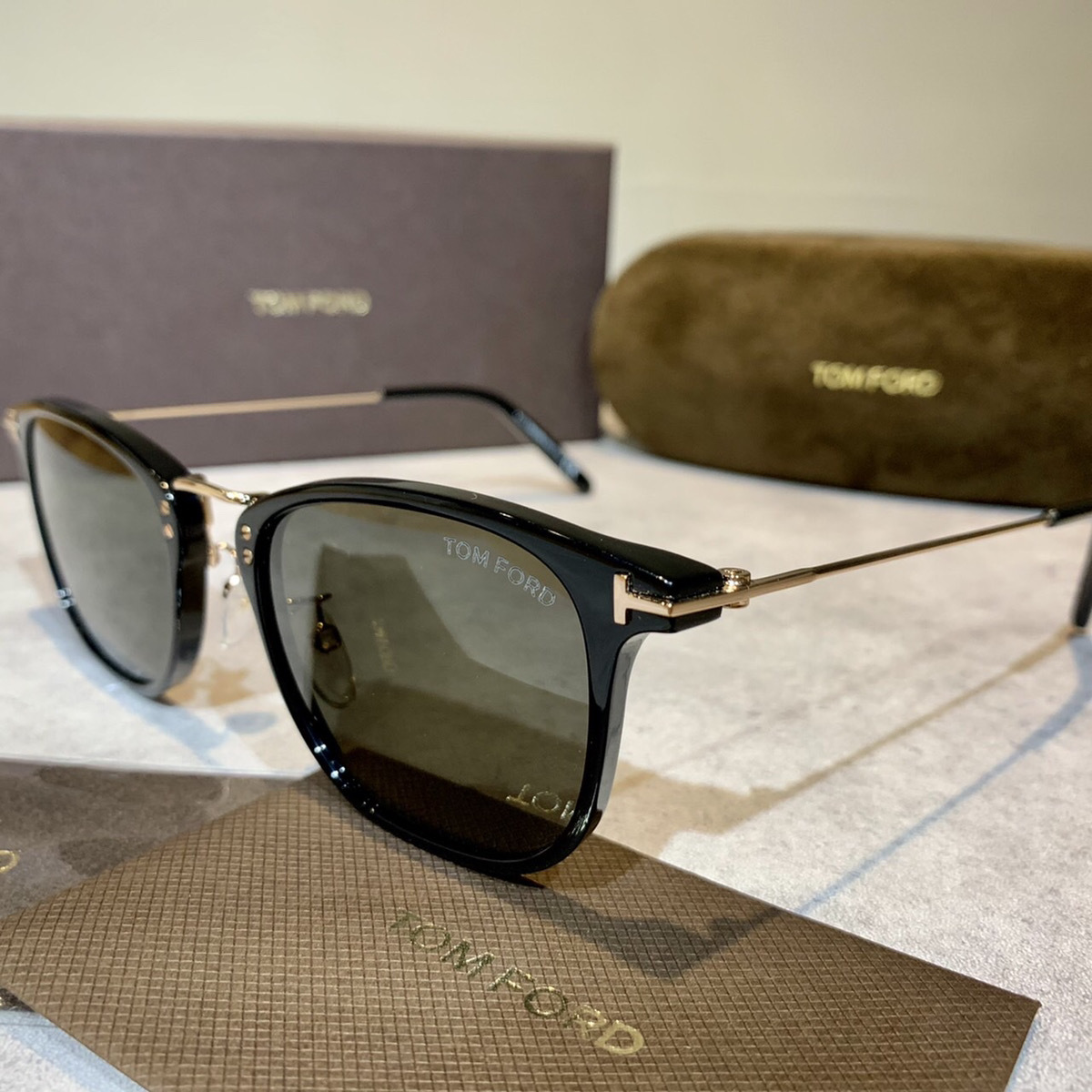 送料無料】【正規品・新品】TOMFORD トムフォード TF672 FT0672 01A