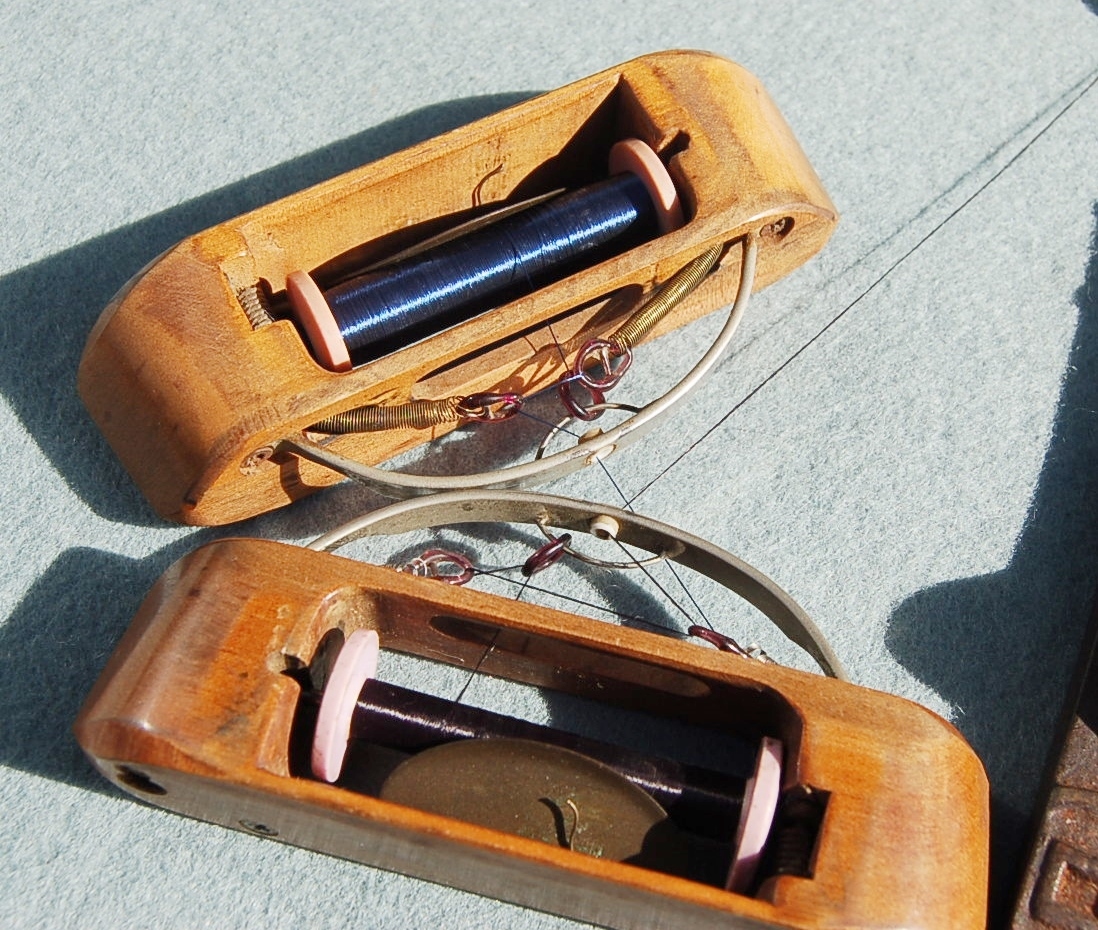 6個　昭和レトロ　　木彫：木製　ミニ・シャトル　杼　糸・糸巻き・ビーズ付属　_画像10