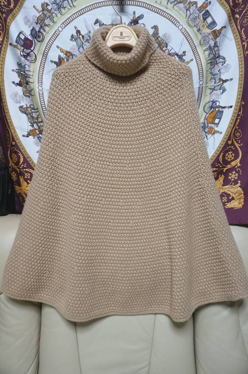 Loro Piana ロロピアーナ の誇る ベビーカシミア100％素材で創られた ニット素材の ポンチョ コートです。とても綺麗です。”10897