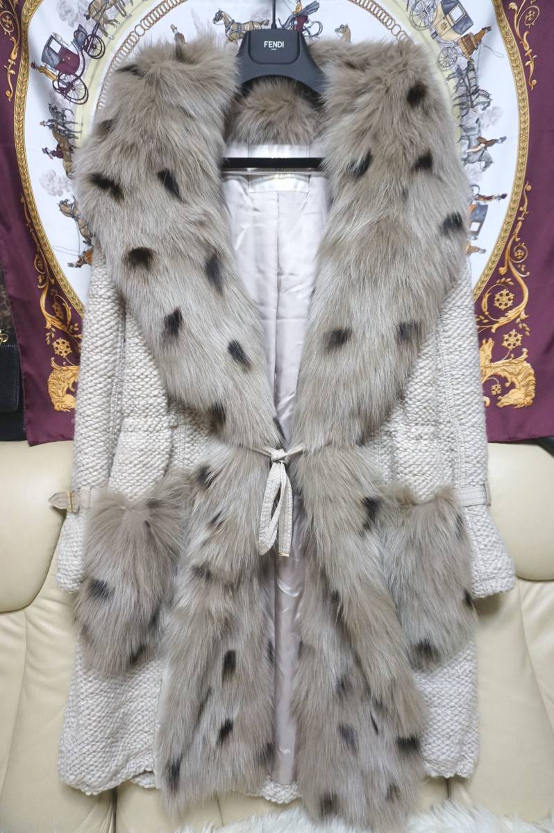 GK ITALIYA 伊太利屋の リンクス染め リアルファー毛皮デザインで ポケットファー付き フードベルテッドコートです。未使用品です。”10923