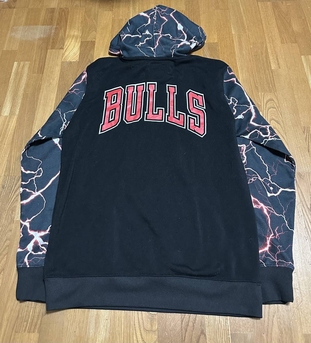 シカゴ・ブルズ カレッジスウェット M ブラック プルオーバー パーカー CHICAGO BULLS カレッジ バスケ チームロゴ プリント 古着_画像3