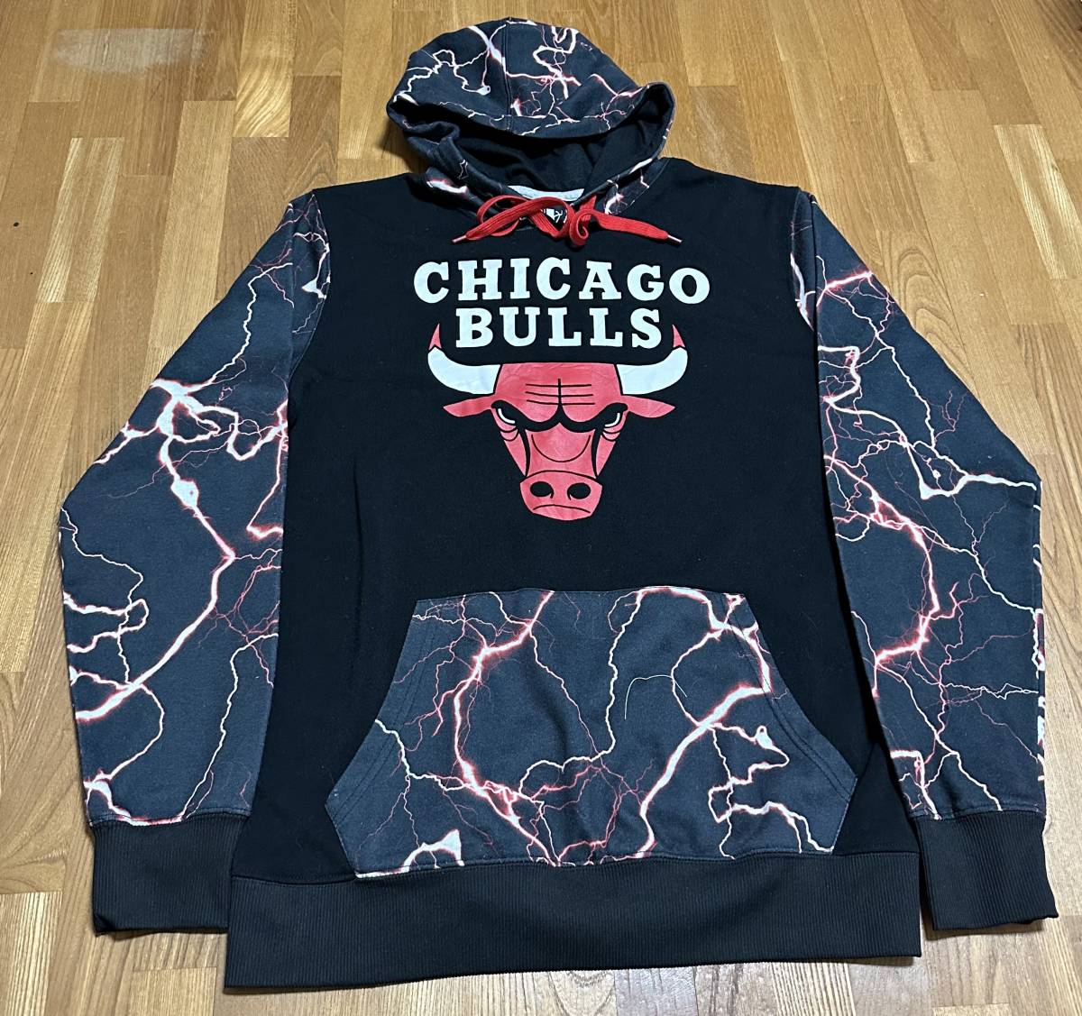 シカゴ・ブルズ カレッジスウェット M ブラック プルオーバー パーカー CHICAGO BULLS カレッジ バスケ チームロゴ プリント 古着_画像1