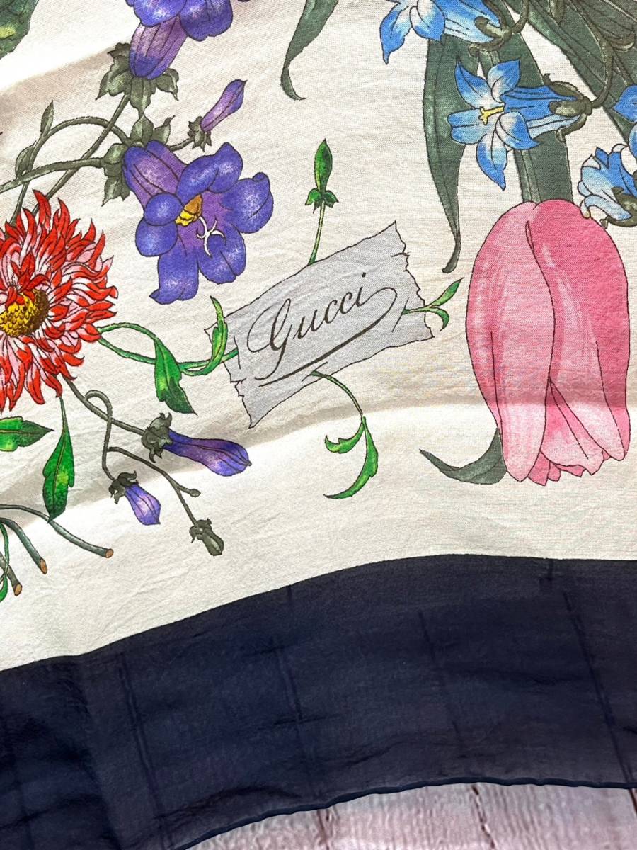 良品】GUCCI グッチ 大判スカーフ 花柄 シルク 縁ネイビー 87×87 良品】GUCCI グッチ 大判スカーフ 花柄 シルク 縁ネイビー 87×87