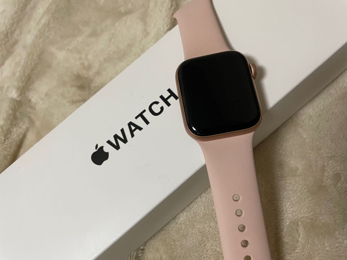 Apple Watch SE GPSモデル 40mm ゴールドアルミニウムケースとピンク