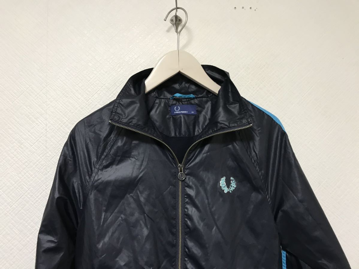 本物フレッドペリーFREDPERRYナイロンロゴプリントジャケットアメカジサーフミリタリービジネススーツメンズ紺ネイビーXSスポーツ_画像2