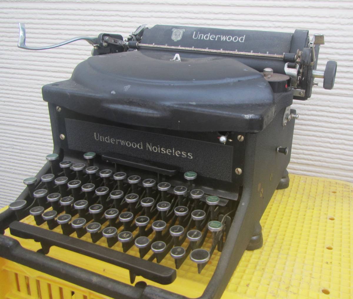 古い機械式タイプライター アメリカ製のUNDERWOOD NOISELESSです。 友人が、数十年前に、使用し・保管してきたものです。の画像1