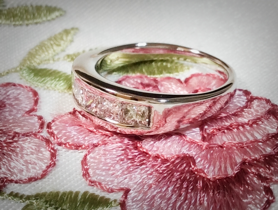 天然ダイヤモンド　1CT　プリンセスカット　プラチナ900　刻印有り　リング　指輪 綺麗!　未使用品に近い