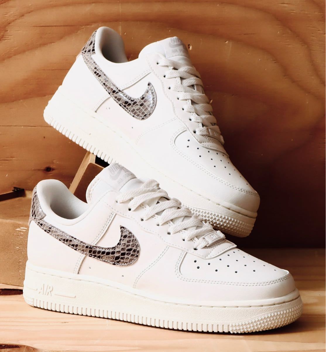 23.0㌢ナイキ WMNS AIR FORCE 1 07 白 スネーク パイソン-