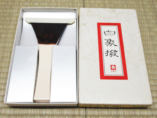 津軽三味線 太棹 正寸 子持ち綾杉胴 紅木 東サワリ 撥 鼈甲 胴かけ 津軽三味線 太棹 正寸 子持ち綾杉胴 紅木 東サワリ 撥 鼈甲 胴かけ