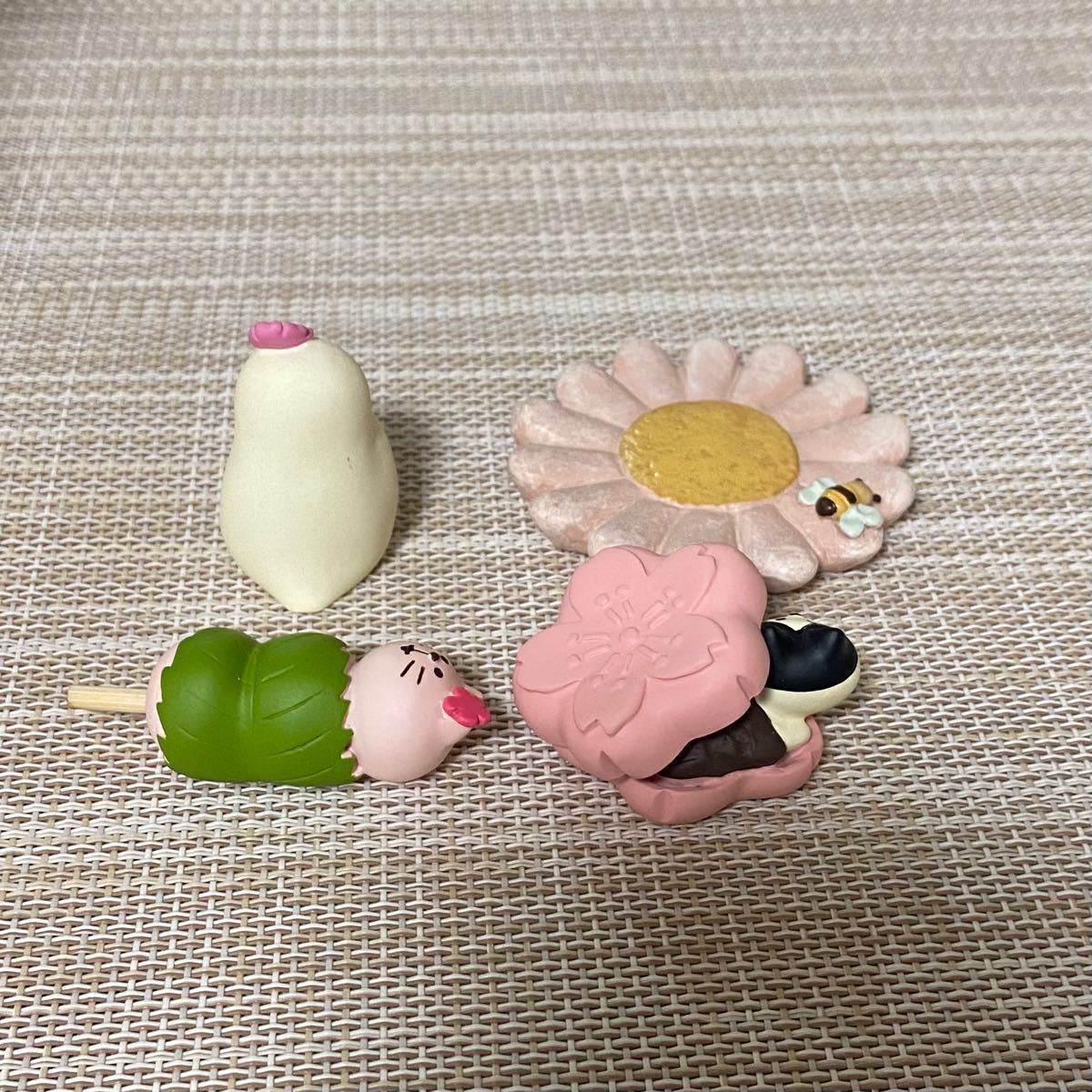 国内送料無料国内送料無料デコレ コンコンブル 文鳥桜 梅に鶯 置物