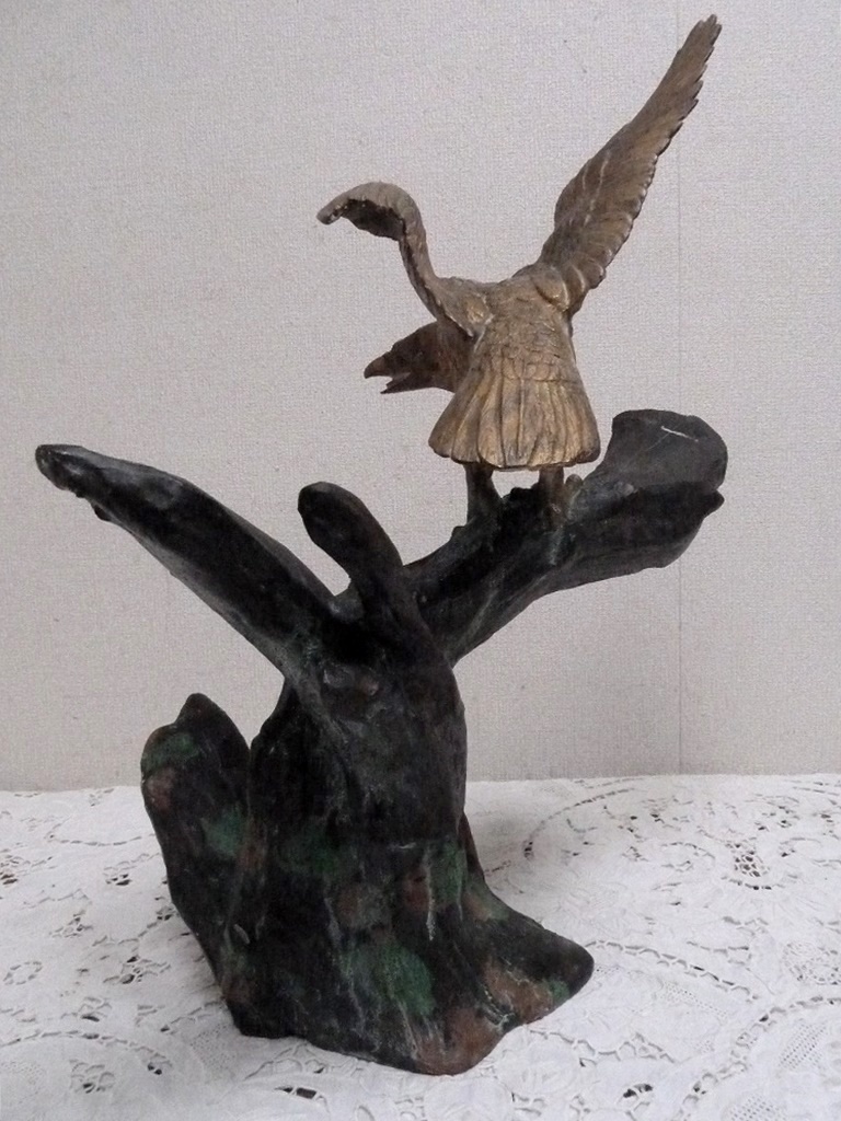 (☆BM)☆[SALE]鉄製 鳥 鷹 彫金 彫刻 アート オブジェ 置物 動物 全高54.8㎝/9.5kg 金の鳥 金属製 レトロ_画像4