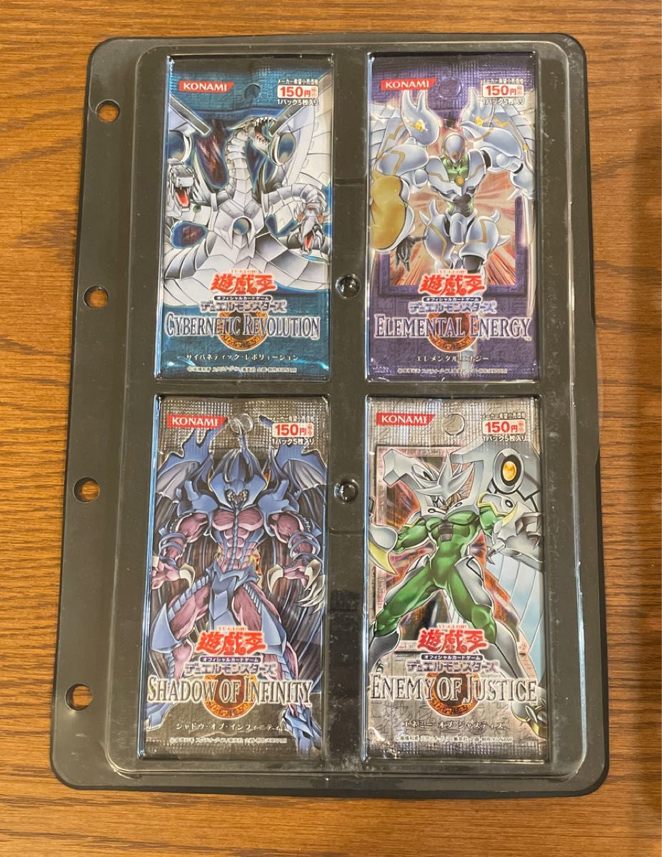 遊戯王初期開封済みパック+缶ケース+ノーマルカードたち 遊戯王初期開封済みパック+缶ケース+ノーマルカードたち