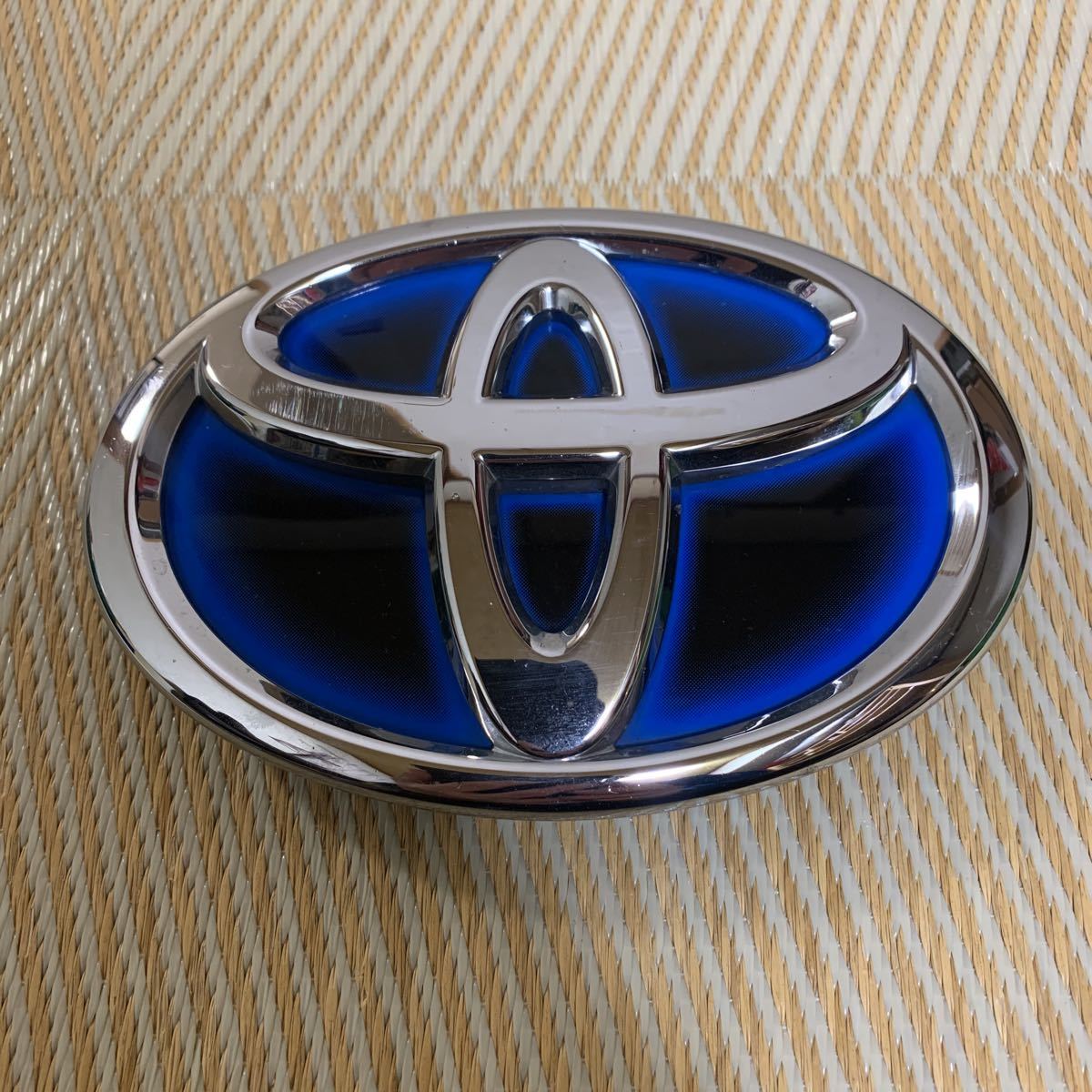 送料無料 トヨタ プリウス ZVW30 前期 純正 フロントエンブレム 送料無料 トヨタ プリウス ZVW30 前期 純正 フロントエンブレム