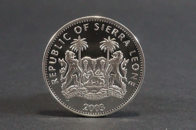 (568)外国貨幣 鉄腕アトム 10ドル銀貨2枚セット 未使用 シエラレオネ REPUBLIC OF SIERRA LEONE 2003 $10 総量目約56.69ｇ SV925 ASTRO BOYの画像4