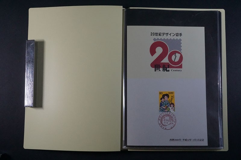 (678)日本切手 20世紀デザイン切手 第1集~17集完 専用ファイル入り 解説文付き 初日印付き台紙入り 未使用 極美品 ヒンジ跡なしNHの画像2