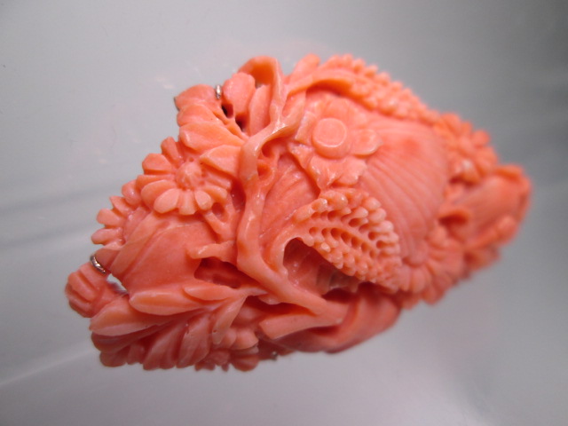 【江月】☆アンティーク・K9 本珊瑚番傘に花尽し彫刻帯留め 13,28g_画像2
