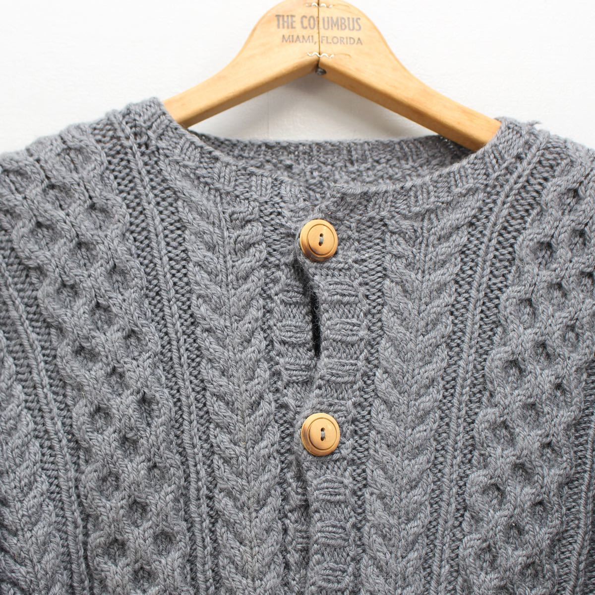 EU VINTAGE WOOD BUTTON CABLE DESIGN TYROLEAN KNIT CARDIGAN