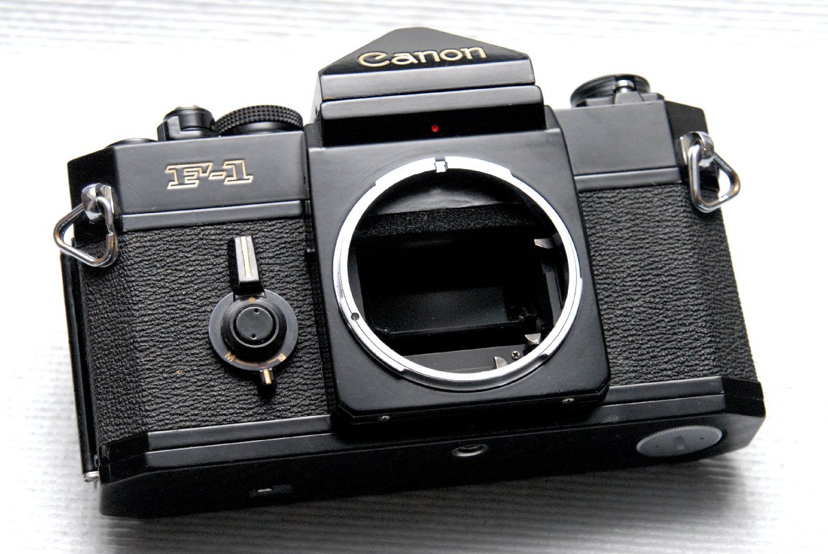 Canon キャノン 最高峰 昔の高級一眼レフカメラ F-1 ボディ (前期型) +（バッグ付）希少な作動品（腐食なし）
