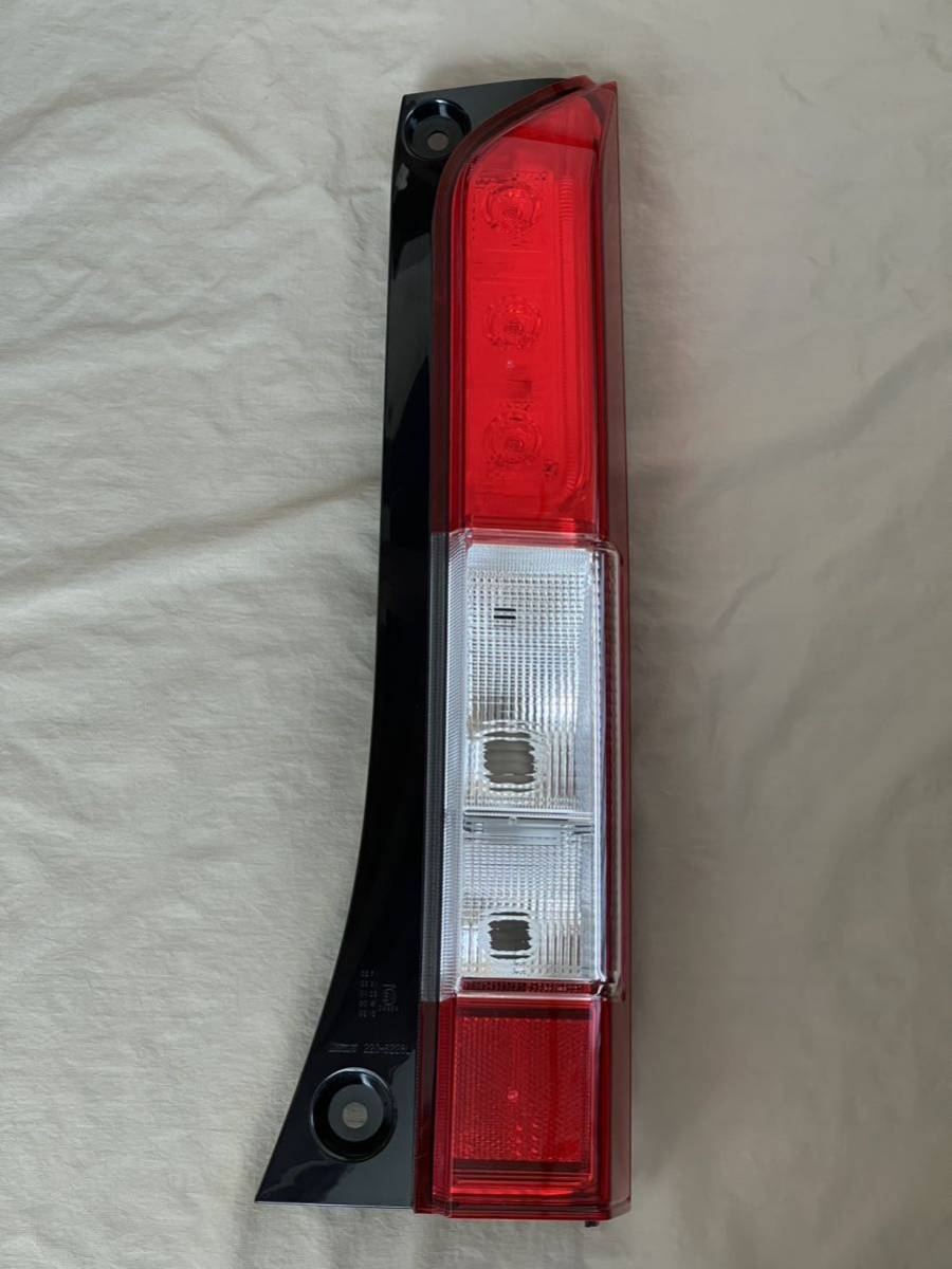 極美品 HONDA(ホンダ)×NVAN(エヌバン)純正 テールランプ 運転席 極美品 HONDA(ホンダ)×NVAN(エヌバン)純正 テールランプ 運転席