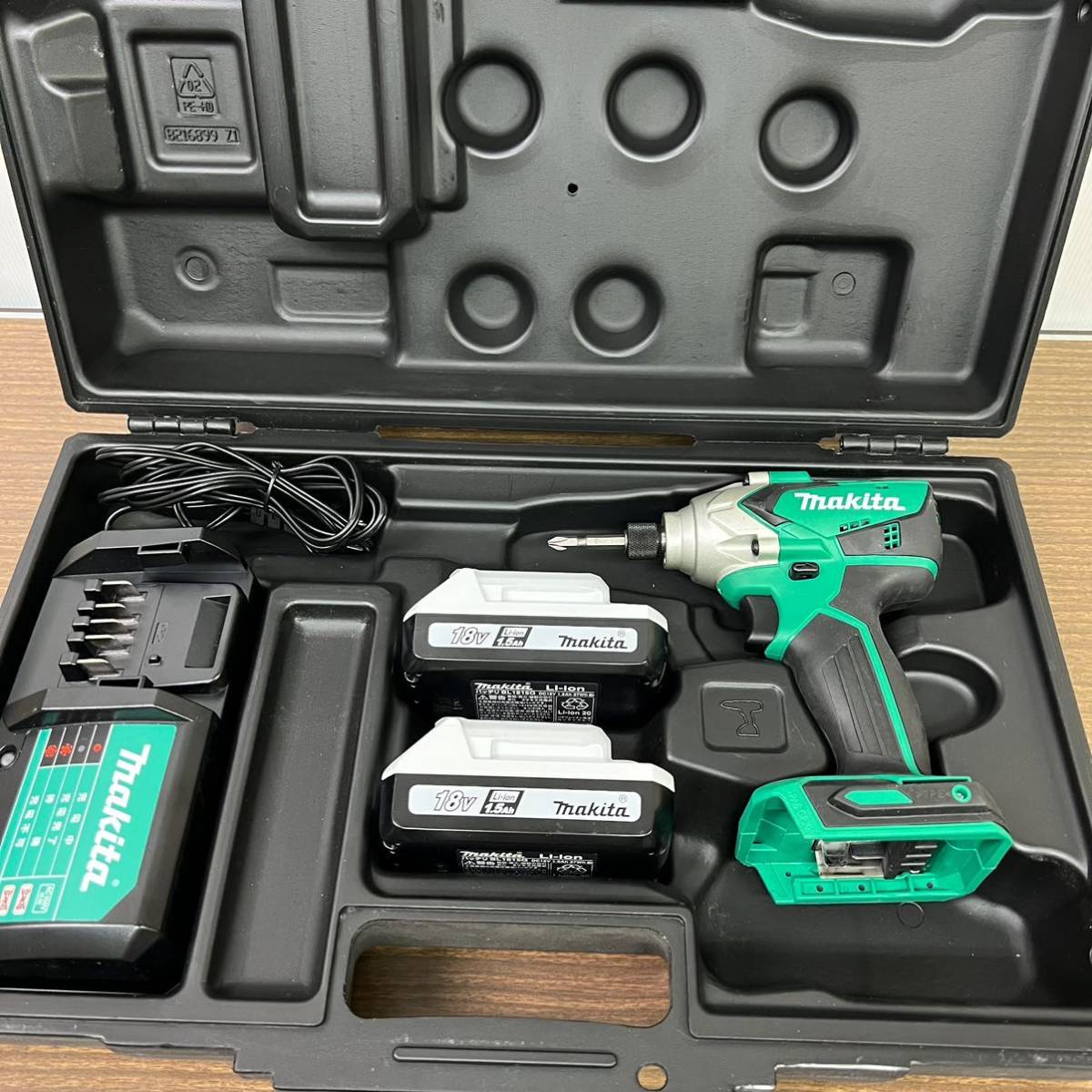 EI209 makita マキタ 充電式インパクトドライバ M698D 充電器