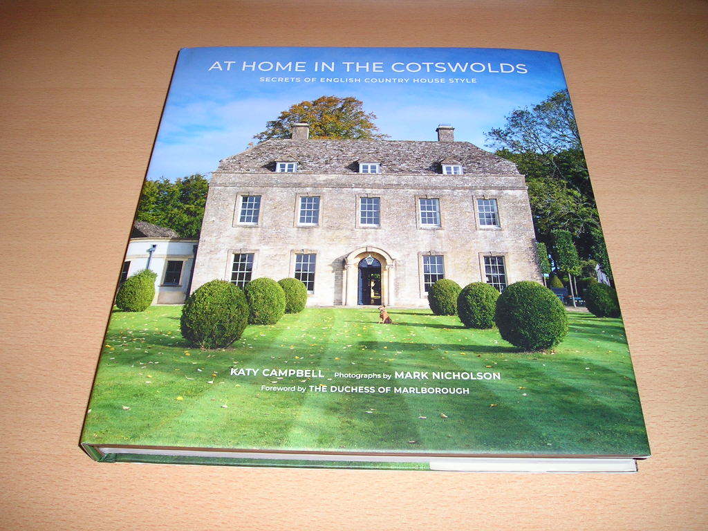 洋書・At Home in the Cotswolds, Secrets of English Country Hose Style・英国コッツウォルズの素敵なカントリーハウスの本です
