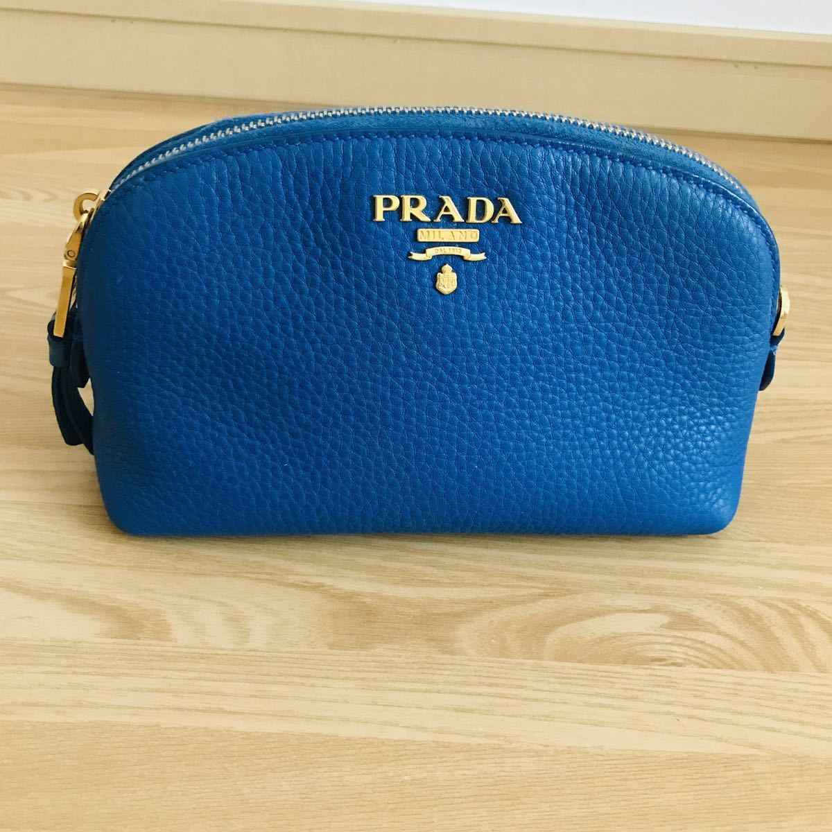 美品　PRADA プラダ　ドーム型　レザー　ポーチ　ブルー