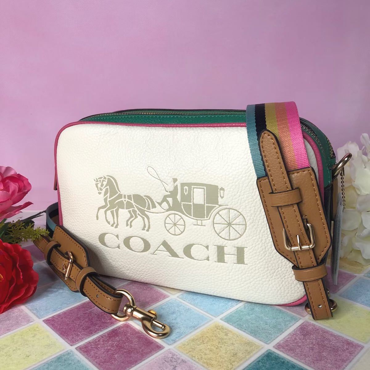 COACHコーチ　ショルダーバッグ　大人気　ホワイト　グリーン　馬車　新品