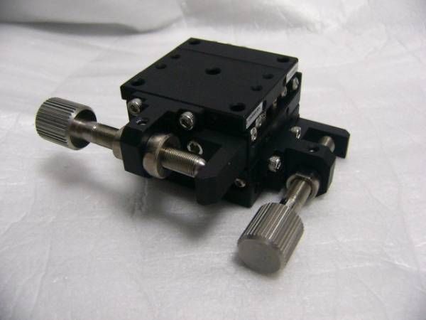 ☆動作美品☆ 2軸手動小型 XYステージ (40x40mm 可動±10mm) ☆動作美品☆ 2軸手動小型 XYステージ (40x40mm 可動±10mm)