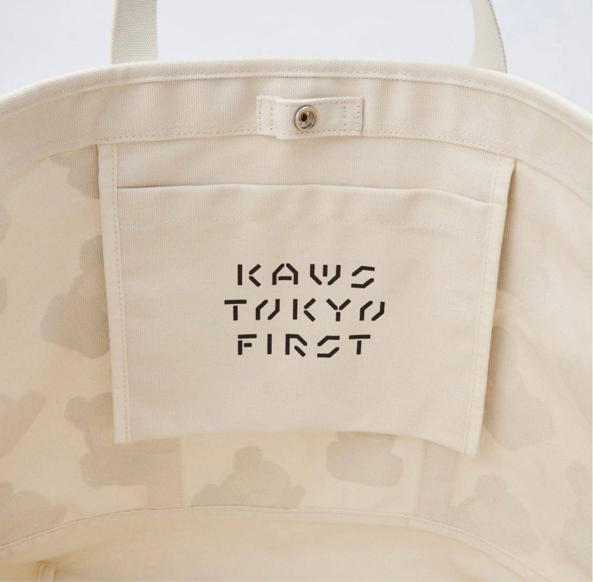 KAWS TOKYO FIRST カウズ UNIQLO ユニクロ コラボ 限定 新品 未 KAWS TOKYO FIRST カウズ UNIQLO ユニクロ コラボ 限定 新品 未