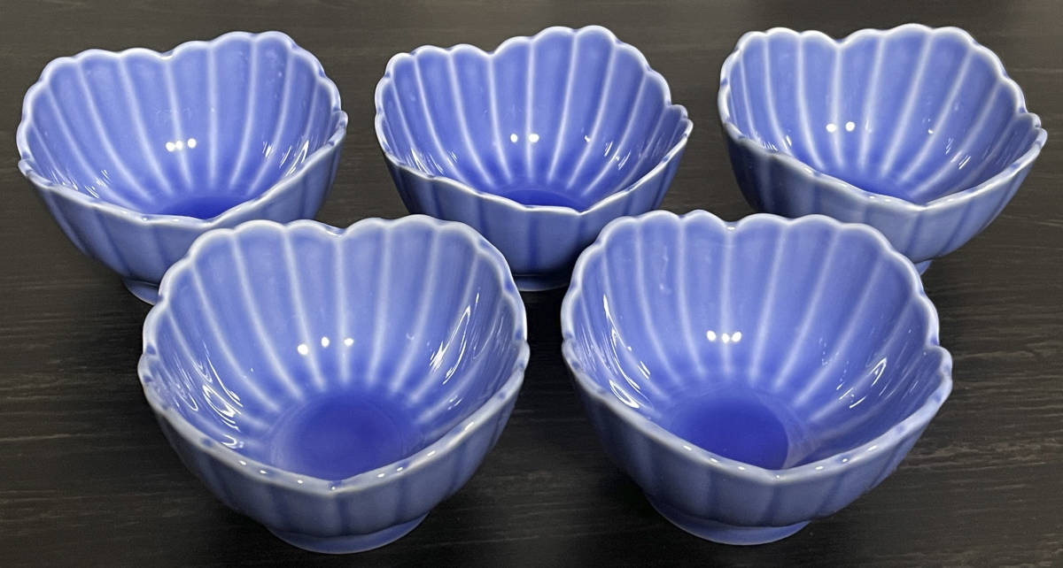 綺麗な青の小鉢５点セット 未使用【花びらデザイン】青色 磁器 美品 レトロの画像2