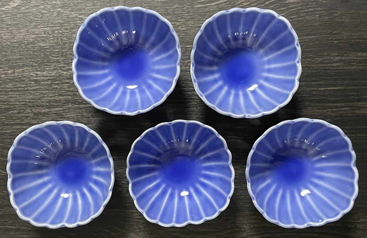 綺麗な青の小鉢５点セット 未使用【花びらデザイン】青色 磁器 美品 レトロの画像3