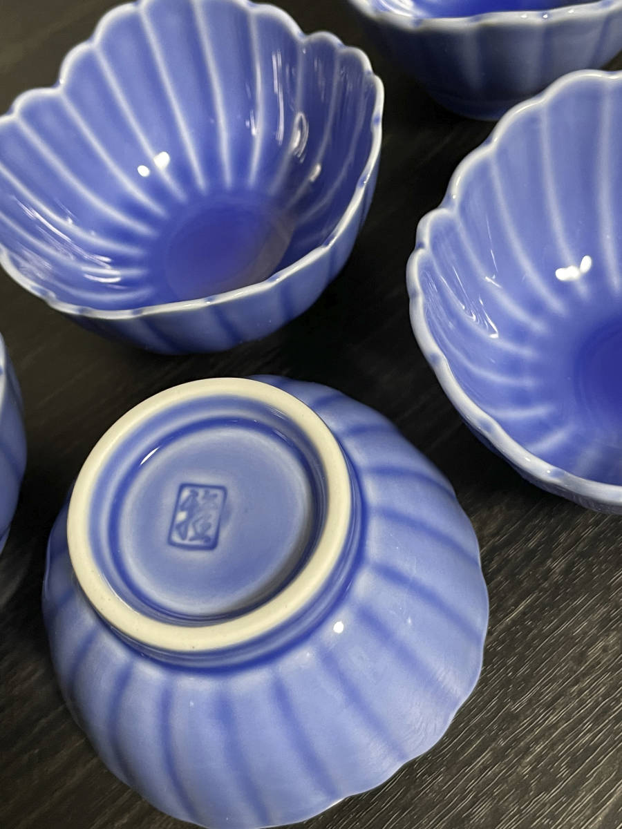 綺麗な青の小鉢５点セット 未使用【花びらデザイン】青色 磁器 美品 レトロの画像4