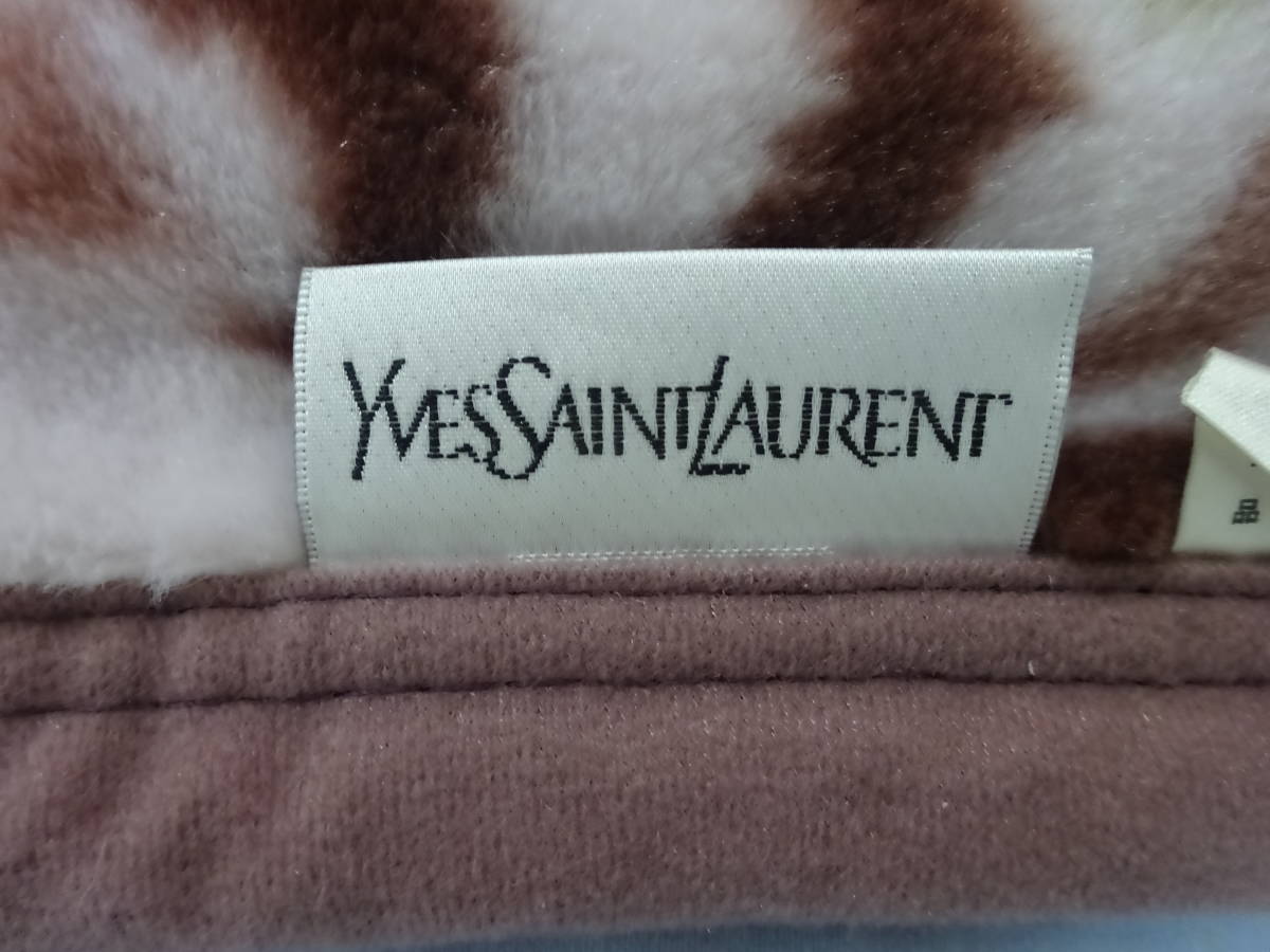 （し-N1-94） YVES SAINT LAURENT イヴサンローラン 毛布 ロゴ 刺繍 花柄 ピンク系 中古_画像4